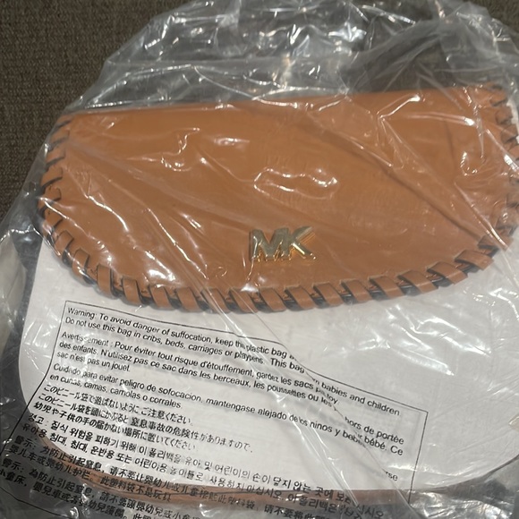 Michael Kors shoulder bag . Beige and tan color . Never used - Picture 4 of 4